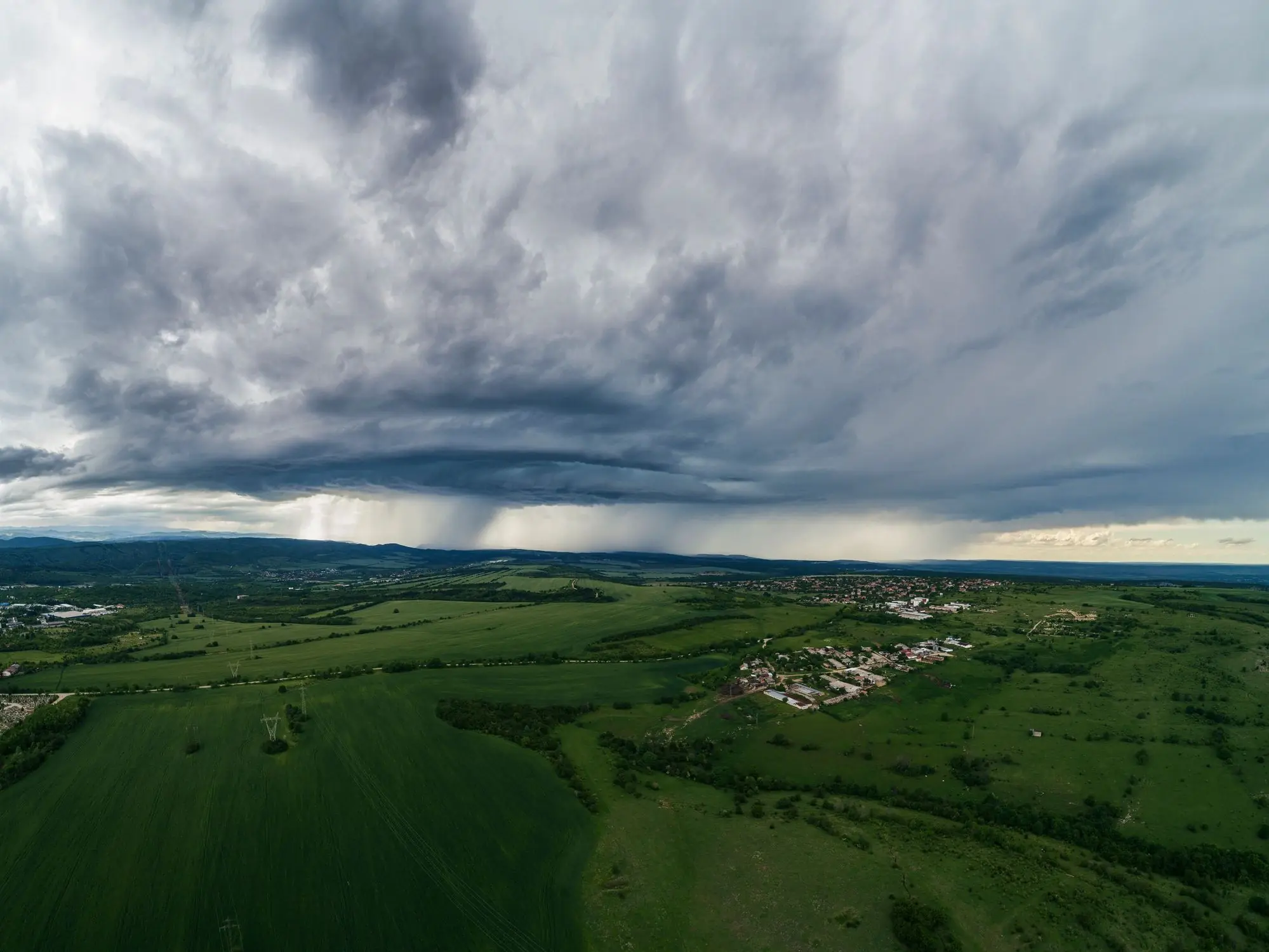 Weather Today Severe Thunderstorm Warning and Weather Radar Guide Dark storm clouds over open land
