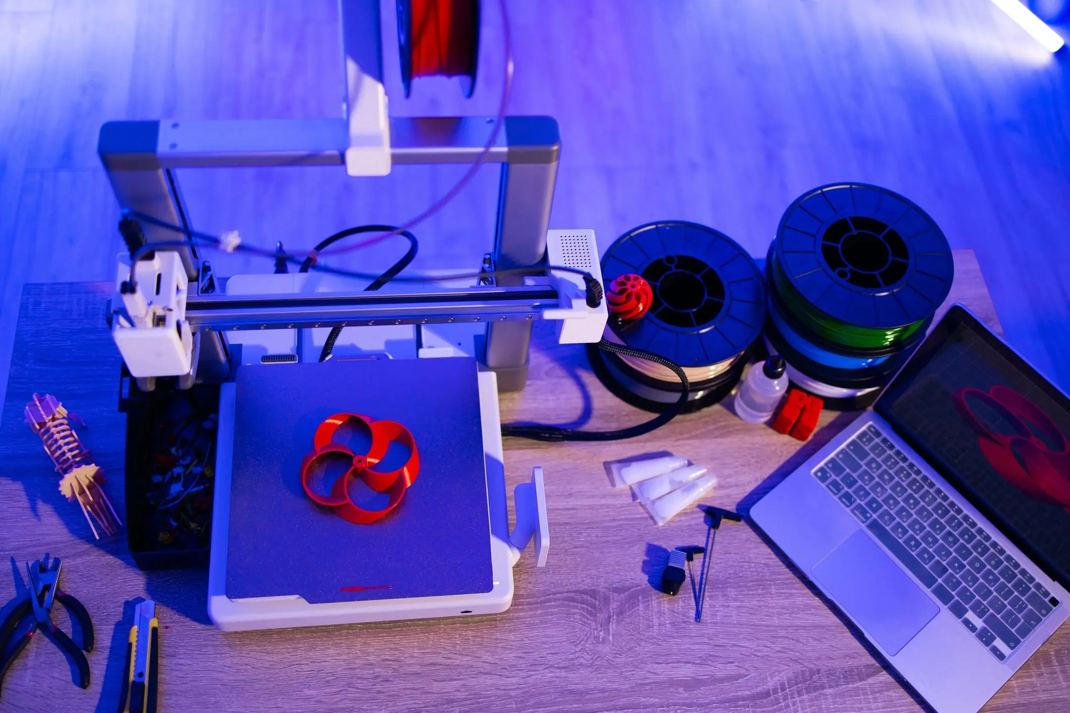 Rapid prototyping 3d printing Desktop 3D printer with filament spools and laptop